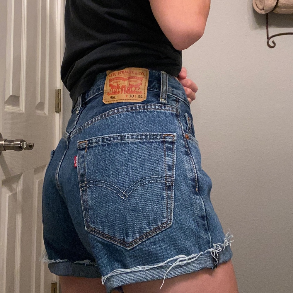 dark wash 550 levi’s cut off shorts